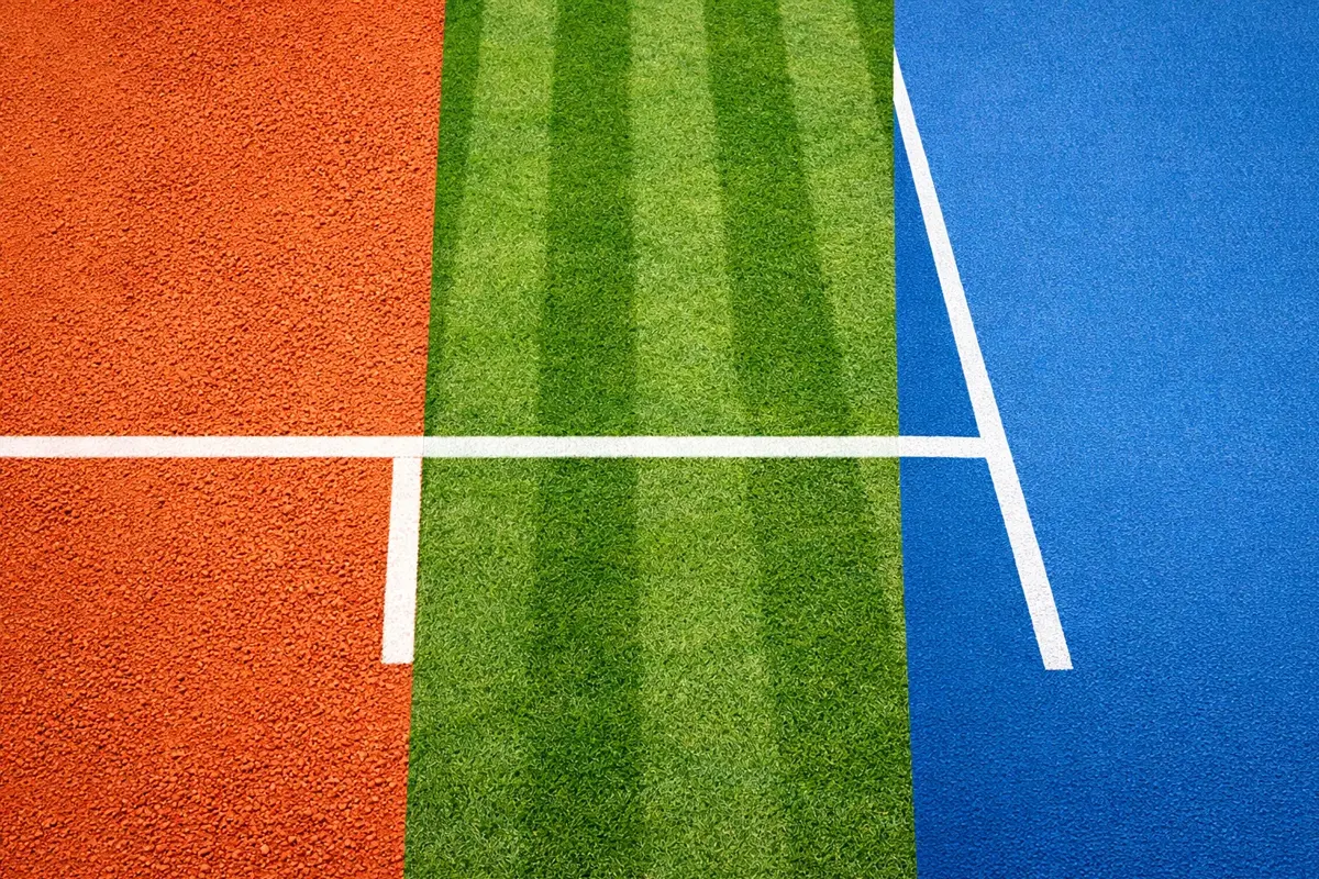 Vue comparative des trois surfaces de tennis : terre battue, gazon et dur